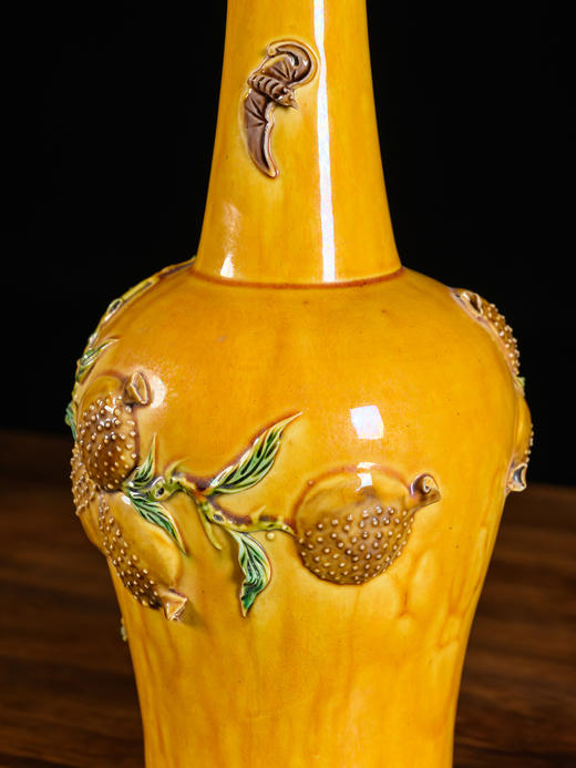 清	黄釉堆塑石榴纹长颈花瓶 商品图1