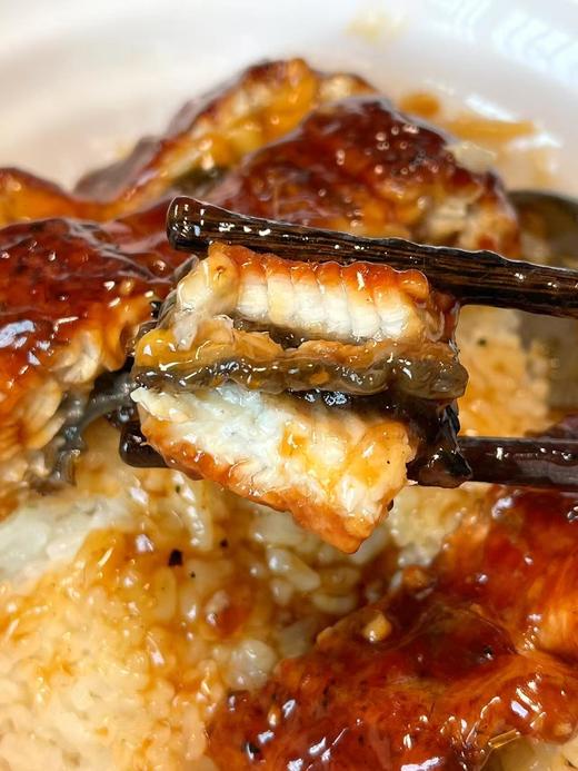 xm卖疯了！！！超级无敌好吃，蒲烧烤鳗鱼，在高温炙烤下，表皮泛起诱人焦糖光泽，肉质却保持着极致的肥嫩软糯，品尝到的每一口浓郁肥美 商品图4