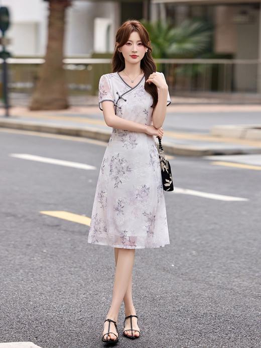 「自」全新升级【铂金会员257/天猫339/差价82】(01032)洛诗琳气质新中式盘扣连衣裙2026新款V领显瘦中长款印花裙 商品图2