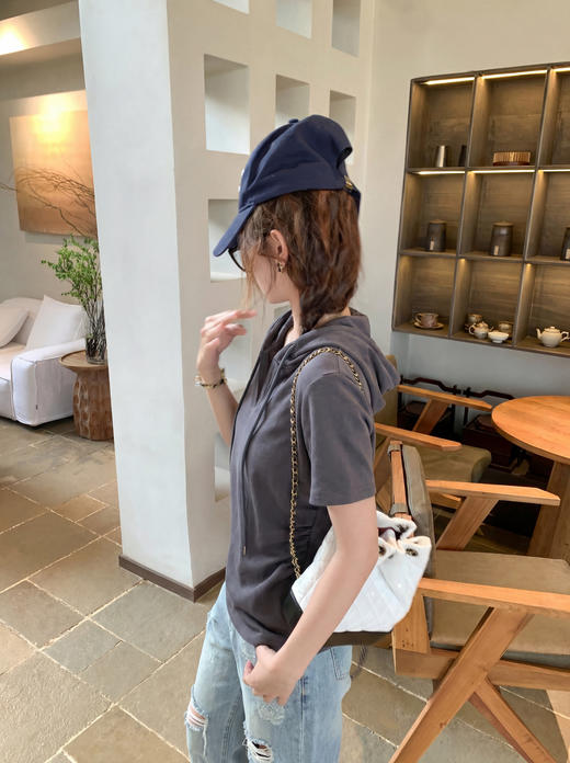 <曾小咸推荐> 4.12新品上新 v领连帽修身短袖 日常89！！ 活动价59！！【预售款，预计3-15天发货】 商品图10