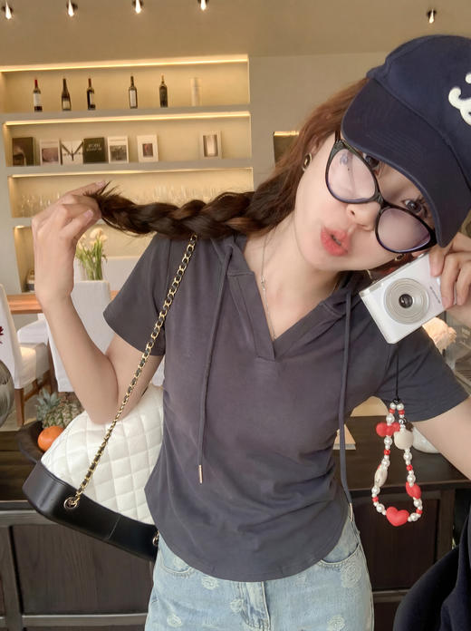 <曾小咸推荐> 4.12新品上新 v领连帽修身短袖 日常89！！ 活动价59！！【预售款，预计3-15天发货】 商品图1