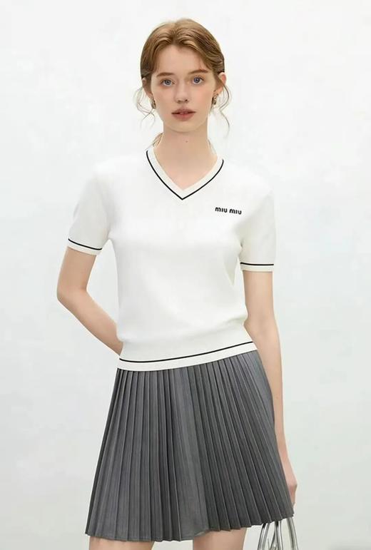 mi*u|谬系 巨软针织麻花纹理针织V领撞色线条减龄显白女士针织半袖短袖T衫 商品图1