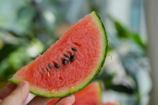 【山东潍坊-星玉蜜瓜西瓜】瓜皮翠绿 果肉红艳 皮薄且脆 水分足 无渣无纤维 甘甜可口 商品图4