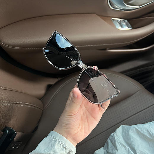 【素颜潮镜！下单送眼镜收纳包】2026新款 偏光墨镜 男款防紫外线太阳眼镜 女高级感开车防晒墨镜 商品图3