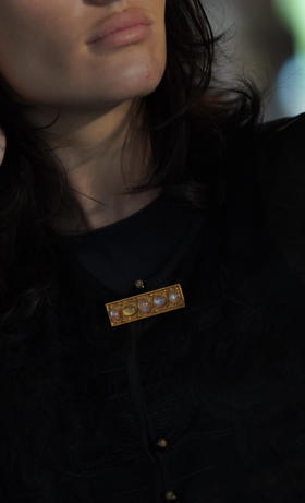 錾刻银鎏金月光石胸针