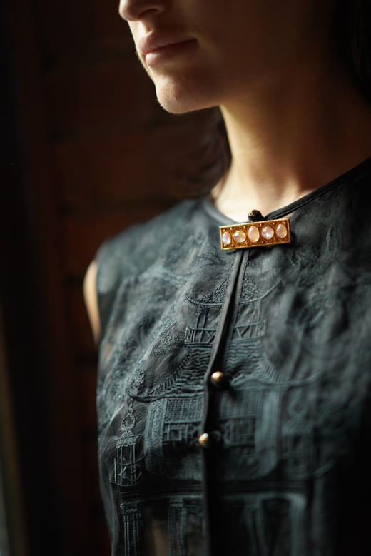 錾刻银鎏金月光石胸针 商品图2