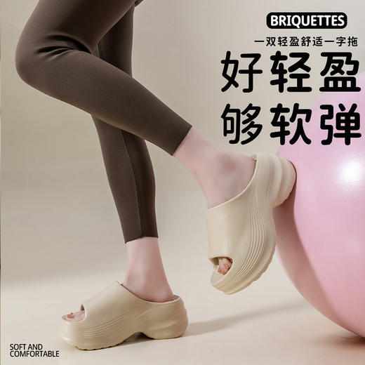 速度集🈴🎊🎊火爆全网的【宅小年超厚底增高踩屎感外穿拖鞋】强势来袭🎉🎉 小个子本命厚底拖 | 显高显瘦一步到位😘 告别矮个子烦恼！这双厚底凉拖直接把身高焊在腿上～ 商品图2