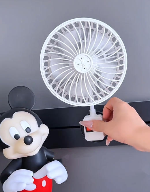 小风扇的天花板💯❗16.9元【升级带安全罩，一体式三插小风扇】全新升级❗下单送香薰片🌸 夏日续命神器！自带香薰的一体式三插小风扇，清凉➕除味！ 商品图3