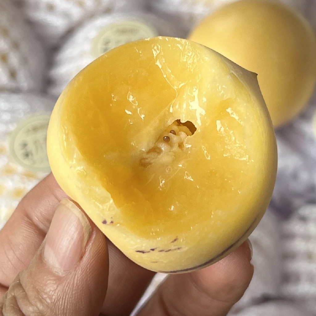 云南树熟人参果【净重约4斤】～有了它~连水都不想喝 爱你所爱，解你之馋因月云南人参果，薄皮厚肉，汁水爆满每一粒足够水足够清甜，超级解渴水份超级足，我得妈呀吃一口完全停不下来的感觉。