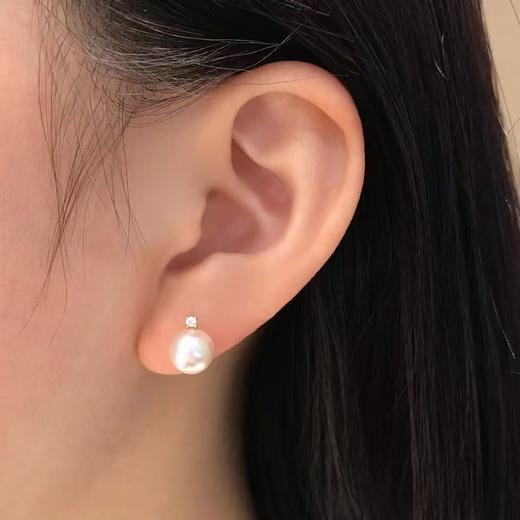 17.
经典戴妃
18K金镶钻AKOYA珍珠耳针，8-8.5mm，圆，微瑕，珠光巨亮 商品图3