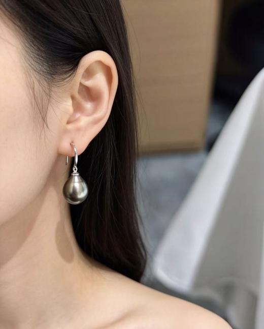 24.
大溪地珍珠耳钩 💛
9-10mm S925银镶嵌 水滴 微瑕 珠光超亮 商品图3