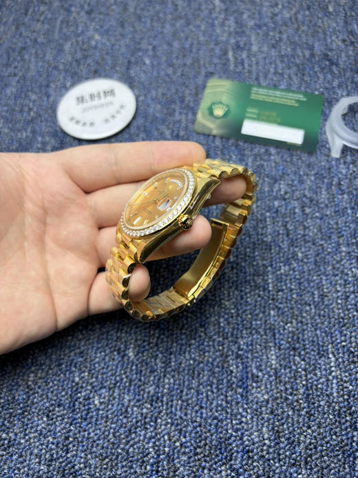 EWS劳力士星期日历型系列“黄冰糖” 钻圈款 全金日志40mm
款式：男士腕表 商品图3