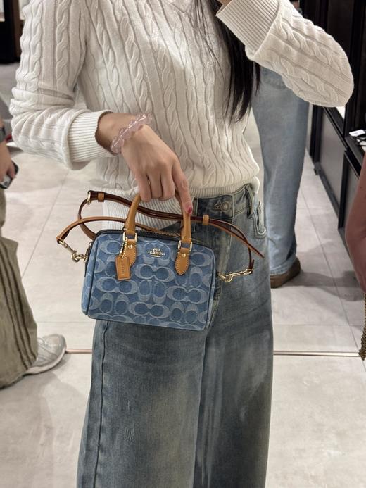 COACH Rowan系列迷你波士顿包 复古又时髦！尺寸小巧，日常通勤、休闲出街都很适合，手机、钱包、化妆品都能装下，实用又百搭！丹宁材质轻便耐用，春夏搭配浅色系服饰，清新活力感满分 商品图0