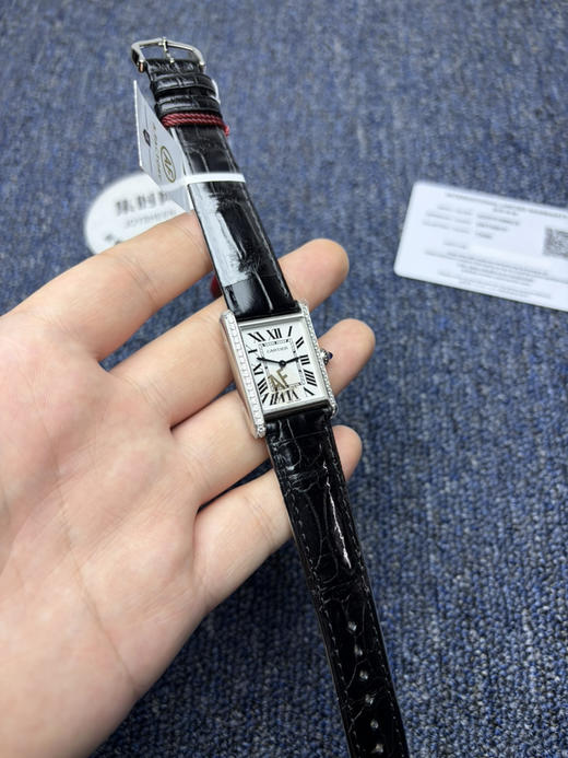 客订升级美洲鳄鱼皮表带 卡地亚TankMust AF坦克Must系列 中号 女士腕表
【表壳】表盘尺寸：中号33.7mm*25.5mm 商品图2