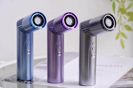 不止是风扇❗❗夏日清凉＋夜间安全感一键get✔【AURARO创意手电筒折叠口红风扇】掌心里的科技美学，户外党必入🔥 ✅高级金属质感配上几何美学设计，科技感拉满 商品图5