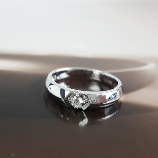周生生AU750白金时尚简约单钻款0.09克拉钻石戒指15号（戒圈可改）270326AK15 商品图3