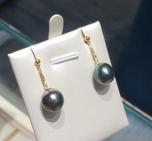 12.
18K金镶大溪地黑珍珠耳针，9-10mm，椭圆，微瑕，珠光超亮 商品图1