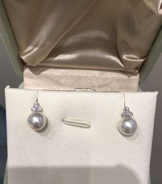 28.
新品[哇] 🤍akoya💙
精致小女人通勤款 18k金镶钻石AKOYA耳针 8-8.5mm
 圆 极微瑕 珠光超亮 商品图0