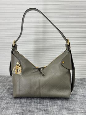 Voyage 中号单肩包hu010