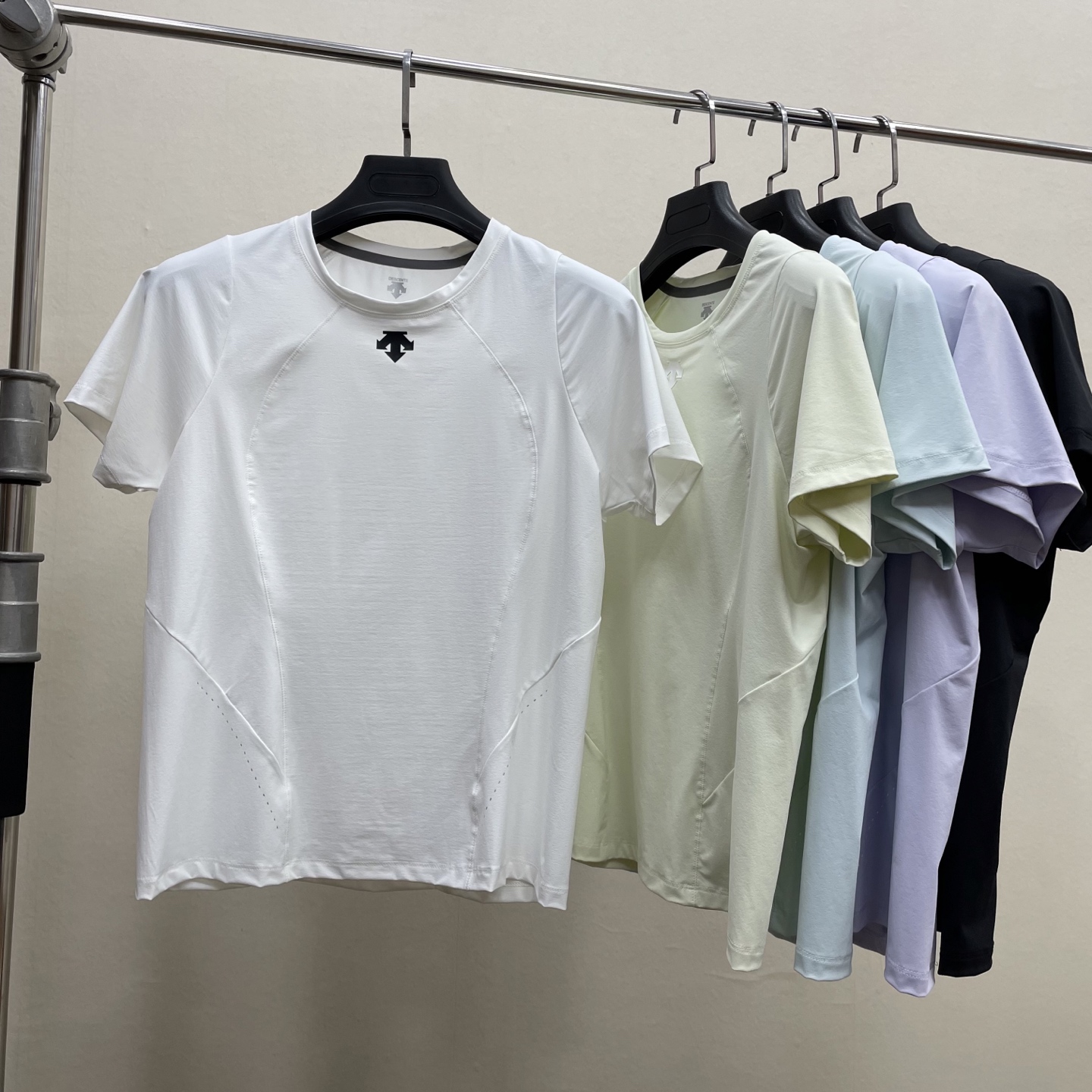 点此购买 迪桑特夏季女士冰丝凉感吸湿速干弹力运动短袖T恤 yh 344920