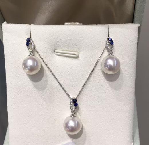 29.
新品[哇] 🤍akoya💙18k金镶钻石蓝宝AKOYA套装
精致小女人通勤款
吊坠9-9.5mm
耳钉  9-9.5mm
 圆 极微瑕 珠光超亮 商品图1