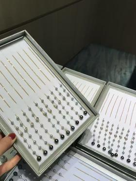 6.【酷夏】
18K金彩珍珠项链，5-6mmAKOYA珠，8-9mm黑珍珠，水滴/椭圆，微瑕，珠光超亮 约45cm前面可调节