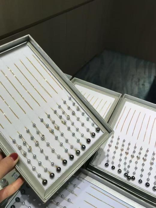 6.【酷夏】
18K金彩珍珠项链，5-6mmAKOYA珠，8-9mm黑珍珠，水滴/椭圆，微瑕，珠光超亮 约45cm前面可调节 商品图0