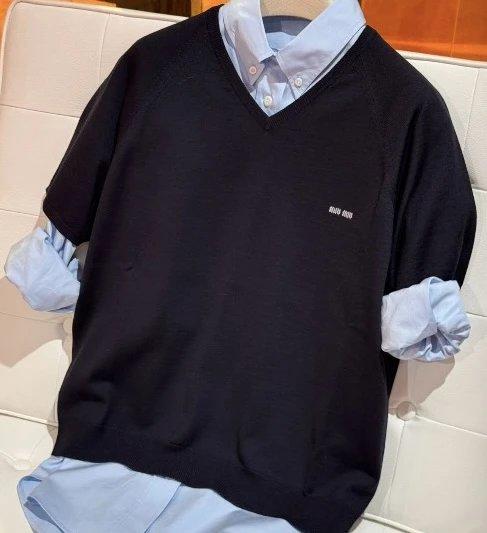 重磅！ 贸易公司  缪秀款V领短袖针织短袖  essentials羊毛针织短袖   叠穿神器 商品图1