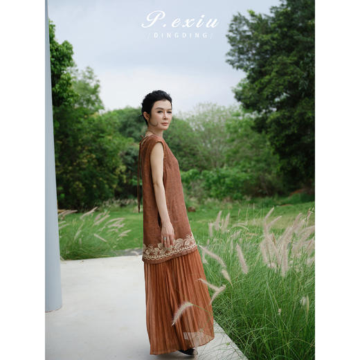 PanYiXiu/潘依绣100%亚麻重工钉珠刺绣压褶气质高级显瘦圆领无袖连衣裙 YS709 商品图3