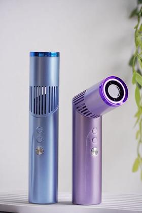 不止是风扇❗❗夏日清凉＋夜间安全感一键get✔【AURARO创意手电筒折叠口红风扇】掌心里的科技美学，户外党必入🔥 ✅高级金属质感配上几何美学设计，科技感拉满