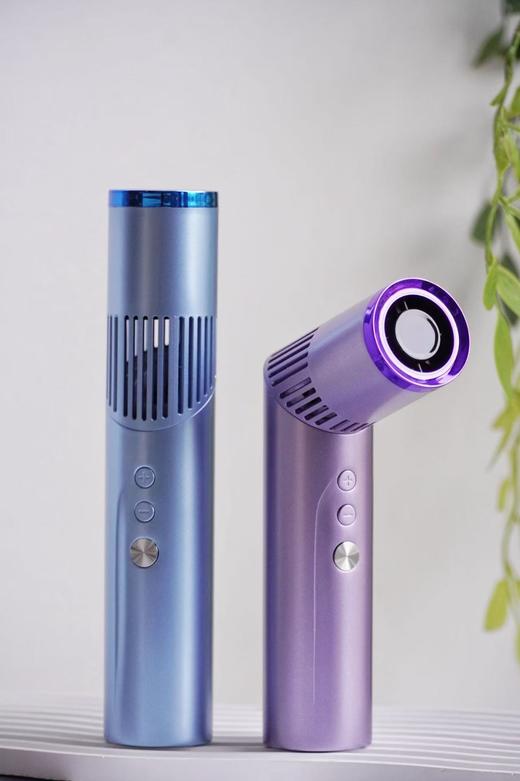 不止是风扇❗❗夏日清凉＋夜间安全感一键get✔【AURARO创意手电筒折叠口红风扇】掌心里的科技美学，户外党必入🔥 ✅高级金属质感配上几何美学设计，科技感拉满 商品图0