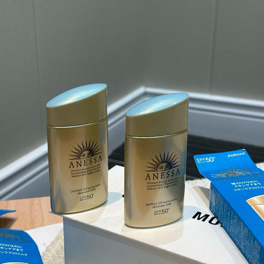 正品！超级福利！日期到26年12🈷️ 安热沙小金瓶 防晒霜 美白保湿清爽淡斑 户外必备 SPF50+ 60ml
临期特价💰79包邮，数量不多 商品图2