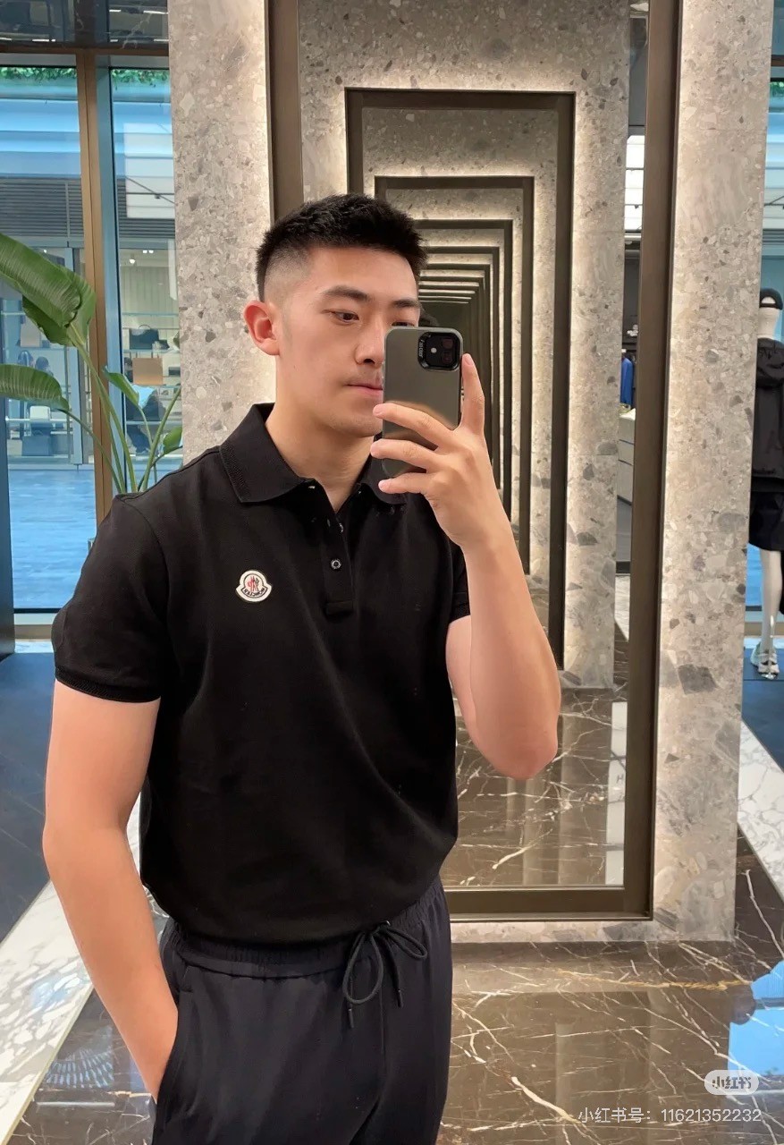 一店d 蒙口经典情侣𝐩𝐨𝐥𝐨衫 夏季必备的网眼棉面料 舒适透气又速干
情侣都要安排  休闲➕商务的polo衫 男士穿更帅！