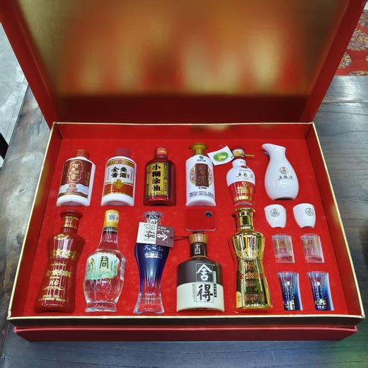 （清仓产品）名酒荟萃小酒礼盒，整箱4盒，每盒10瓶小酒版，带酒杯，精美礼盒包装，开盒带音乐。适合送礼收藏。 商品图3