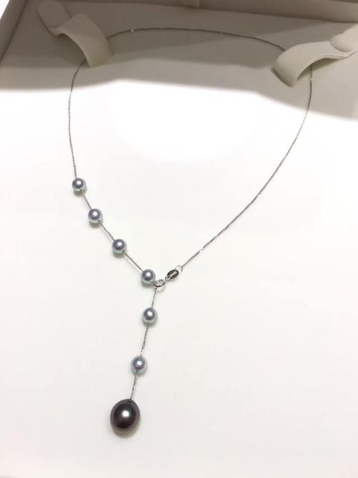 6.【酷夏】
18K金彩珍珠项链，5-6mmAKOYA珠，8-9mm黑珍珠，水滴/椭圆，微瑕，珠光超亮 约45cm前面可调节 商品图5