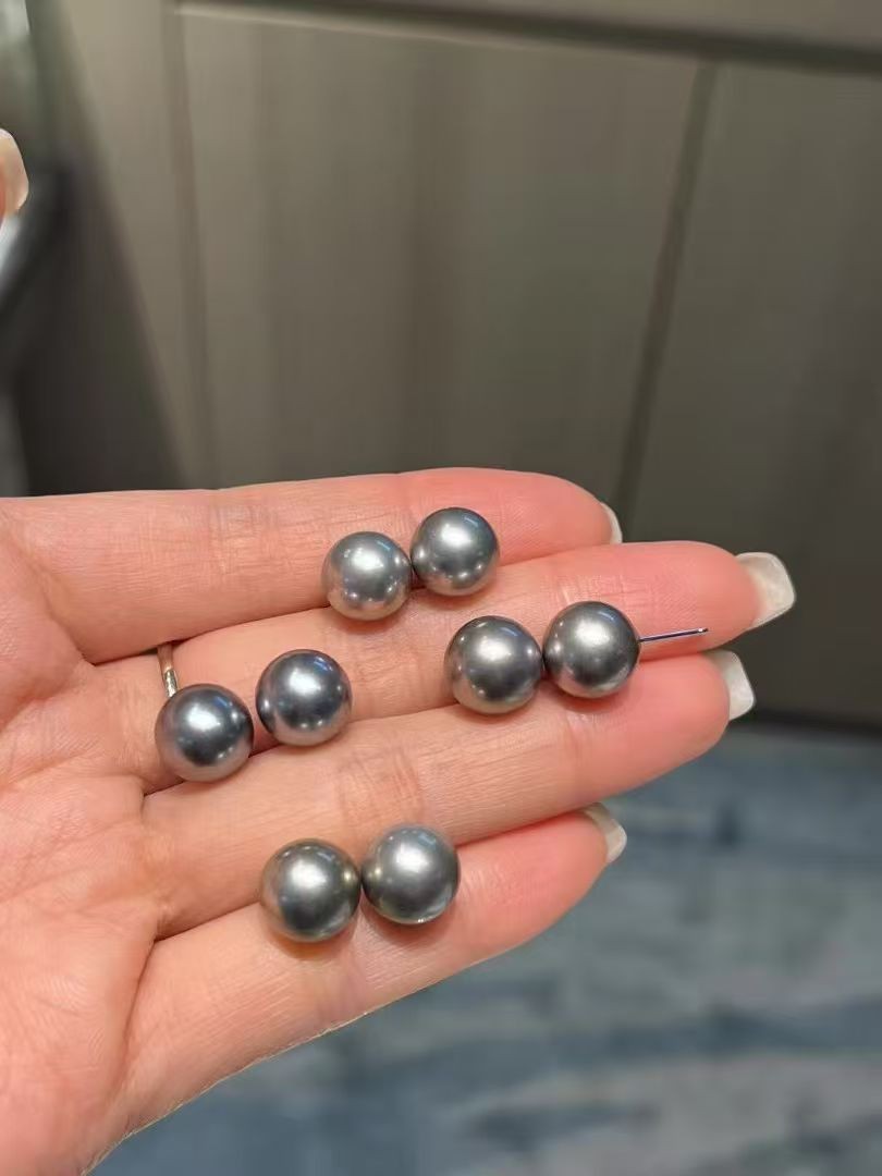 8.
S925银镶嵌 10-11灰珠素耳
 圆 正面无瑕 （侧边有小瑕）珠光超亮  上耳很漂亮