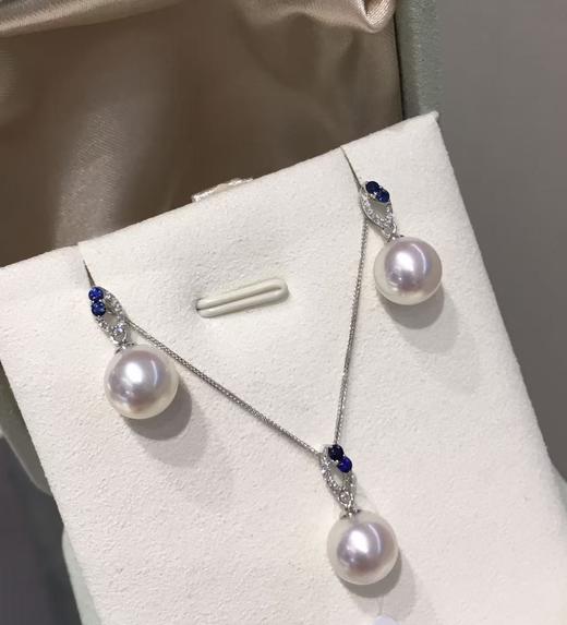 29.
新品[哇] 🤍akoya💙18k金镶钻石蓝宝AKOYA套装
精致小女人通勤款
吊坠9-9.5mm
耳钉  9-9.5mm
 圆 极微瑕 珠光超亮 商品图0