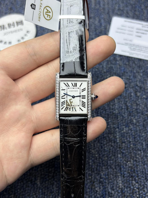 客订升级美洲鳄鱼皮表带 卡地亚TankMust AF坦克Must系列 中号 女士腕表
【表壳】表盘尺寸：中号33.7mm*25.5mm 商品图1