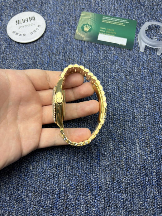 EWS劳力士星期日历型系列“黄冰糖” 钻圈款 全金日志40mm
款式：男士腕表 商品图4