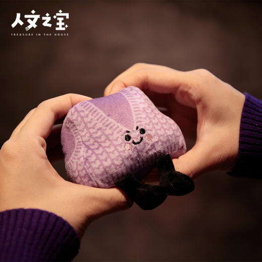 【人文之宝】鲁迅系列·绝绝紫毛绒挂件（大先生的毛背心） 商品图3