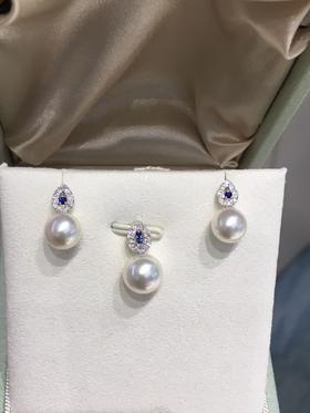 25
新品[哇] 🤍akoya💙蓝宝羽毛套装
精致小女人通勤款
吊坠9-9.5-10mm
耳钉  8-8.5mm
 圆 极微瑕 珠光超亮