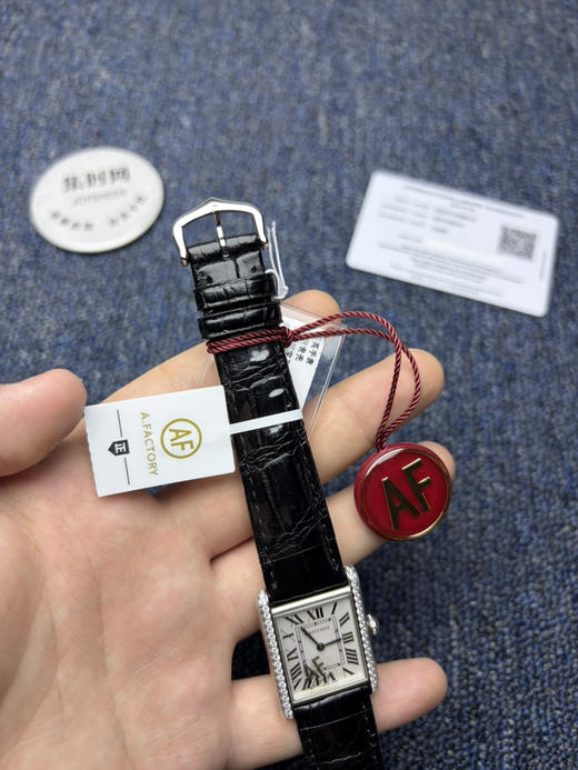 客订升级美洲鳄鱼皮表带 卡地亚TankMust AF坦克Must系列 中号 女士腕表
【表壳】表盘尺寸：中号33.7mm*25.5mm 商品图7