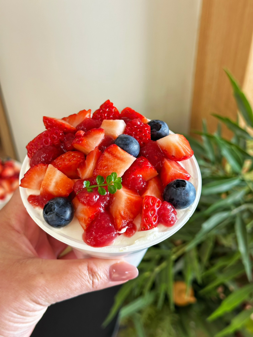 福利草莓蛋糕，特价手握杯