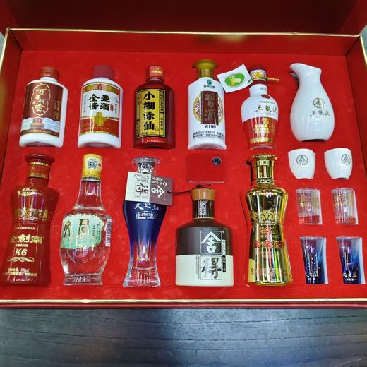 （清仓产品）名酒荟萃小酒礼盒，整箱4盒，每盒10瓶小酒版，带酒杯，精美礼盒包装，开盒带音乐。适合送礼收藏。 商品图4