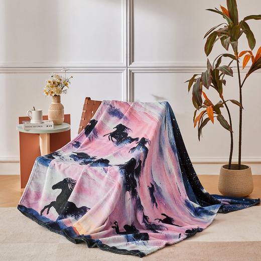 绎生活 新款法兰绒印花毯 好运加码/马力全开 | 柔软亲肤、独特印花设计、为居家时光增添艺术气息 商品图2