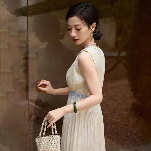 西子/樱吹雪经典气质提花压褶米白色显瘦无袖连衣裙/CQYF0685 商品图4