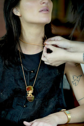 斑彩石水银鎏金瑞兽吊坠