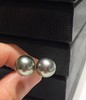 8.
S925银镶嵌 10-11灰珠素耳
 圆 正面无瑕 （侧边有小瑕）珠光超亮  上耳很漂亮 商品缩略图2