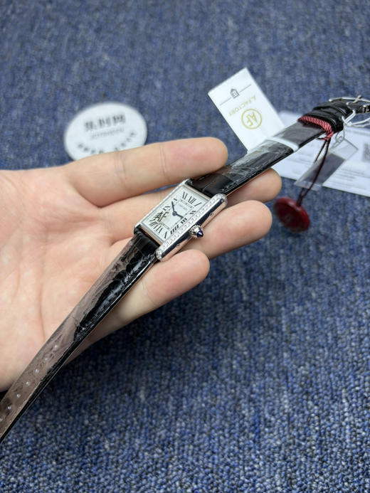 客订升级美洲鳄鱼皮表带 卡地亚TankMust AF坦克Must系列 中号 女士腕表
【表壳】表盘尺寸：中号33.7mm*25.5mm 商品图4