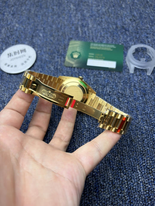 EWS劳力士星期日历型系列“黄冰糖” 钻圈款 全金日志40mm
款式：男士腕表 商品图7